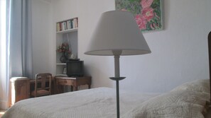 Chambre Double, 1 très grand lit (Floral)