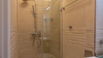 Chambre Quadruple Classique (Terrace) | Douche de la salle de bain