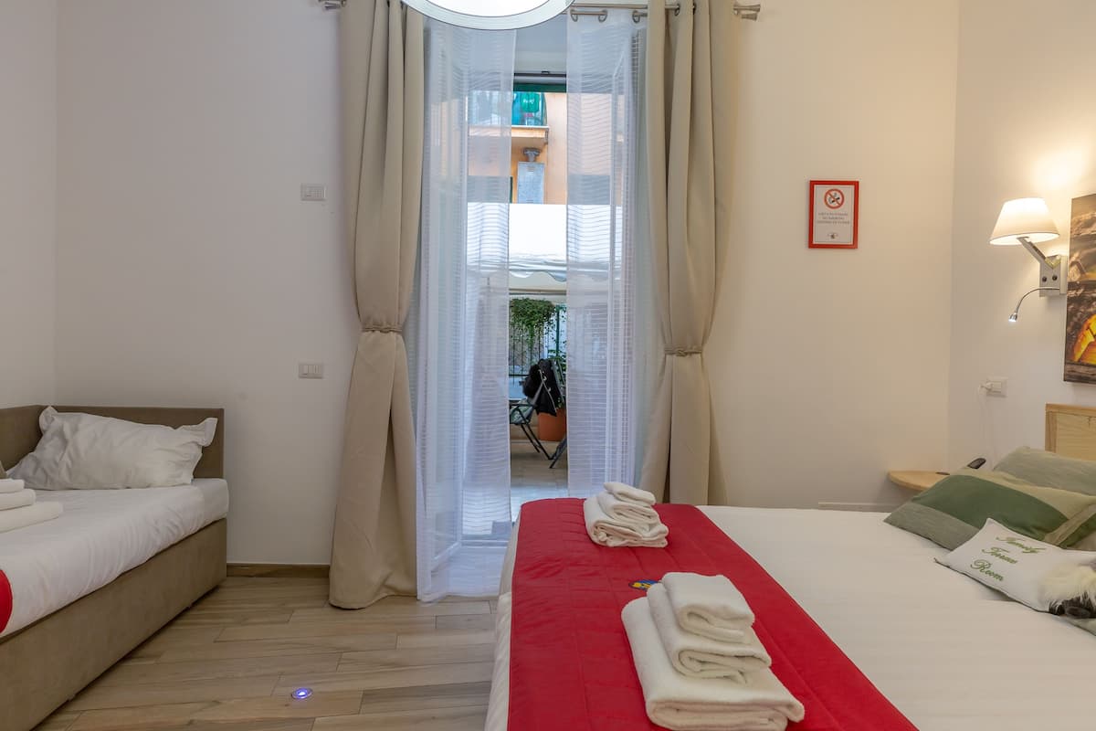 Værelse til 4 personer (Terrace) | 1 soveværelse, pengeskab på værelset, individuel indretning, skrivebord