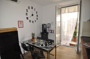 Een flatscreentelevisie en een printer