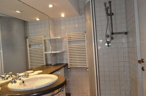 Maisonette, 1 Schlafzimmer | Badezimmer | Dusche, Regendusche, Bidet, Handtücher