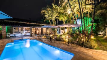 Una piscina al aire libre, tumbonas