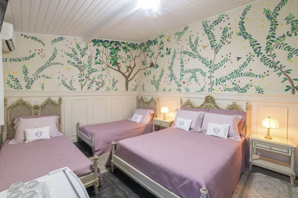 Familie vierpersoonskamer (do Rei) | Luxe beddengoed, een minibar, een strijkplank/strijkijzer, gratis wifi
