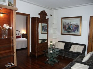 Departamento, 2 habitaciones | Área de sala de estar | Televisión de pantalla plana 