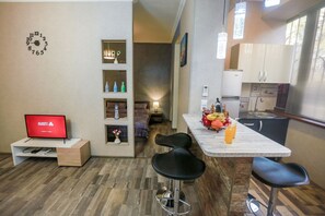 Kühlschrank, Herdplatte, Wasserkocher, Kochgeschirr/Geschirr/Besteck