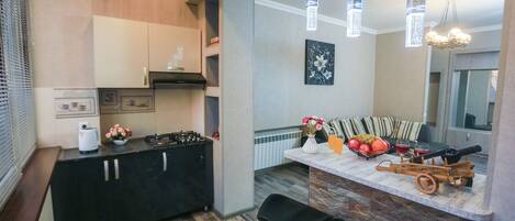 冷蔵庫、コンロ、電気ポット、調理器具と食器