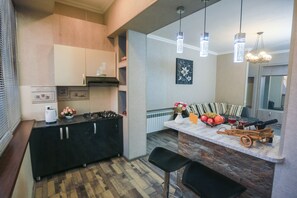 Kühlschrank, Herdplatte, Wasserkocher, Kochgeschirr/Geschirr/Besteck