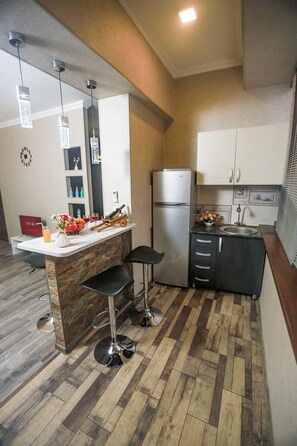 Kühlschrank, Herdplatte, Wasserkocher, Kochgeschirr/Geschirr/Besteck