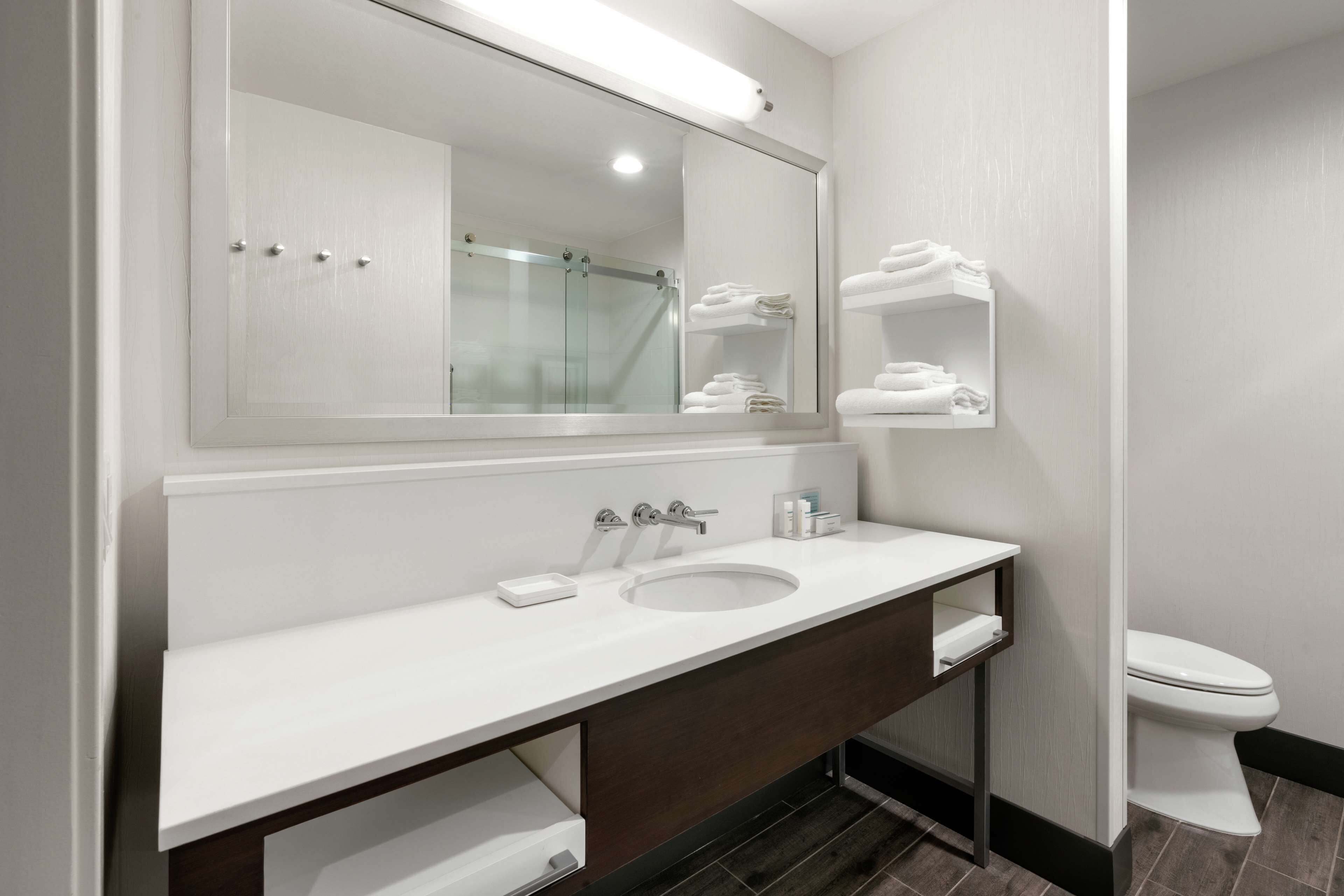 rainfall showerhead, free toiletries, hair dryer, towels