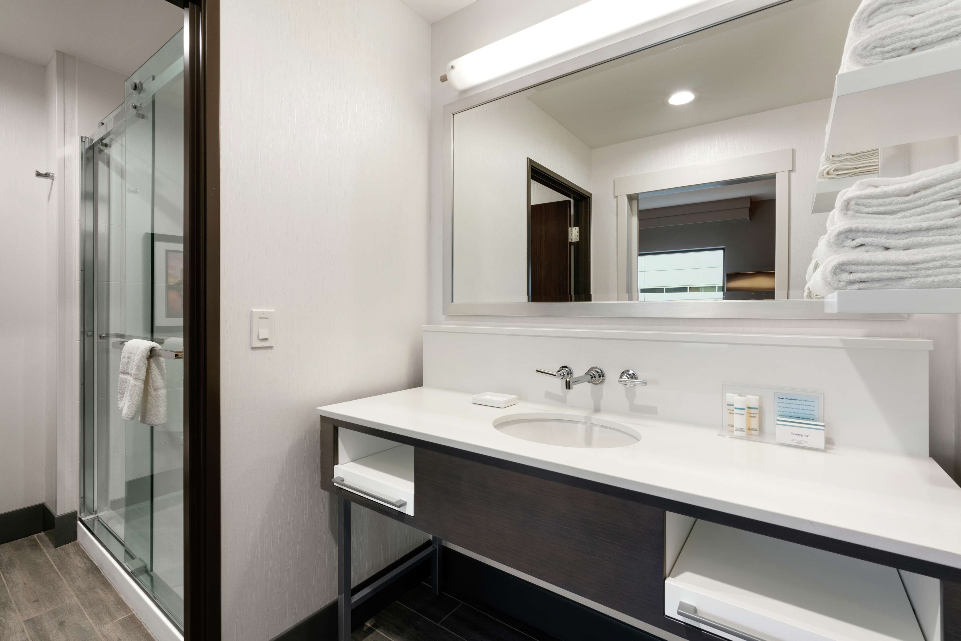 rainfall showerhead, free toiletries, hair dryer, towels