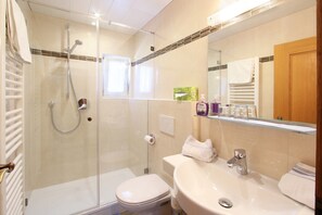 Apartment (Ferienwohnung Nr.2) | Bathroom | Shower, hair dryer, towels