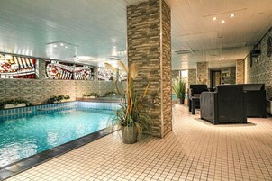Innenpool, geöffnet von 07:00 Uhr bis 21:00 Uhr, Liegestühle