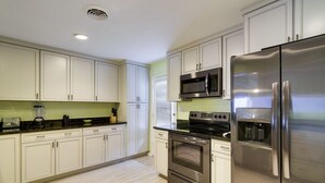 Stovetop, dishwasher, cookware/dishes/utensils - Queens Grant 733 (Hilton Head Island)