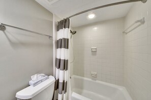 Bathroom shower - Hickory Cove 52 (Hilton Head Island)