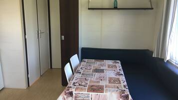 Mobile Home, 3 Bedrooms | In-room dining