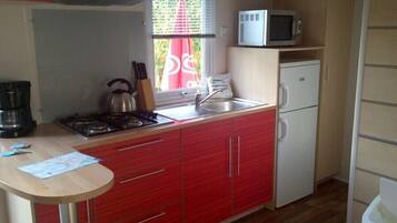 Mobile Home, 2 Bedrooms | Private kitchenette | Fridge, microwave, stovetop, coffee/tea maker