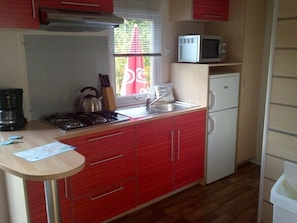Mobile Home, 2 Bedrooms | Private kitchenette | Fridge, microwave, stovetop, coffee/tea maker - Camping Le Mont Joli Bois (Criel-sur-Mer)
