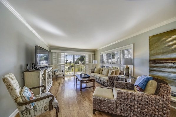 Télévision à écran plat, lecteur de DVD