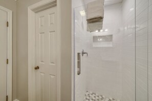 Bathroom shower - Gloucester 77 (Hilton Head Island)