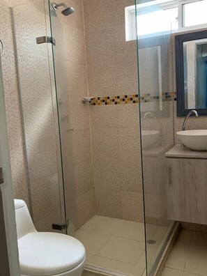 Shower, rainfall showerhead, free toiletries, towels - Hotel Bella Mar (Cartagena)