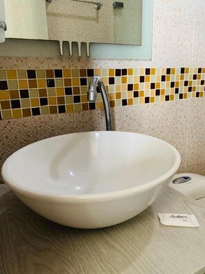 Triple Room | Bathroom | Shower, rainfall showerhead, free toiletries, towels - Hotel Bella Mar (Cartagena)
