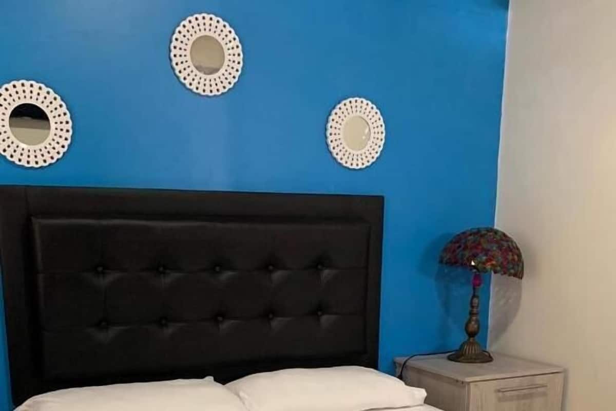 Habitación doble, 1 cama matrimonial | Caja de seguridad en la habitación y tabla de planchar con plancha