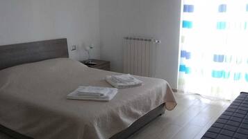 Habitación Deluxe, balcón | Colchones con acolchado adicional y decoración individual