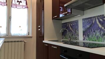 Nevera en la zona común y microondas en la zona común