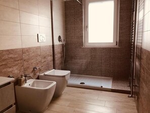 Shower, rainfall showerhead, free toiletries, hair dryer - B&B Oleum (Terlizzi)