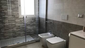 Habitación Deluxe | Baño | Ducha y cabezal de ducha tipo lluvia