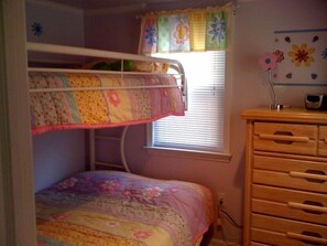 3 bedrooms, iron/ironing board, WiFi, bed sheets - Cozy 3 Bedroom 1 1/2 Blocks to Beach & Amusements Pets Friendly
 (Ocean City)