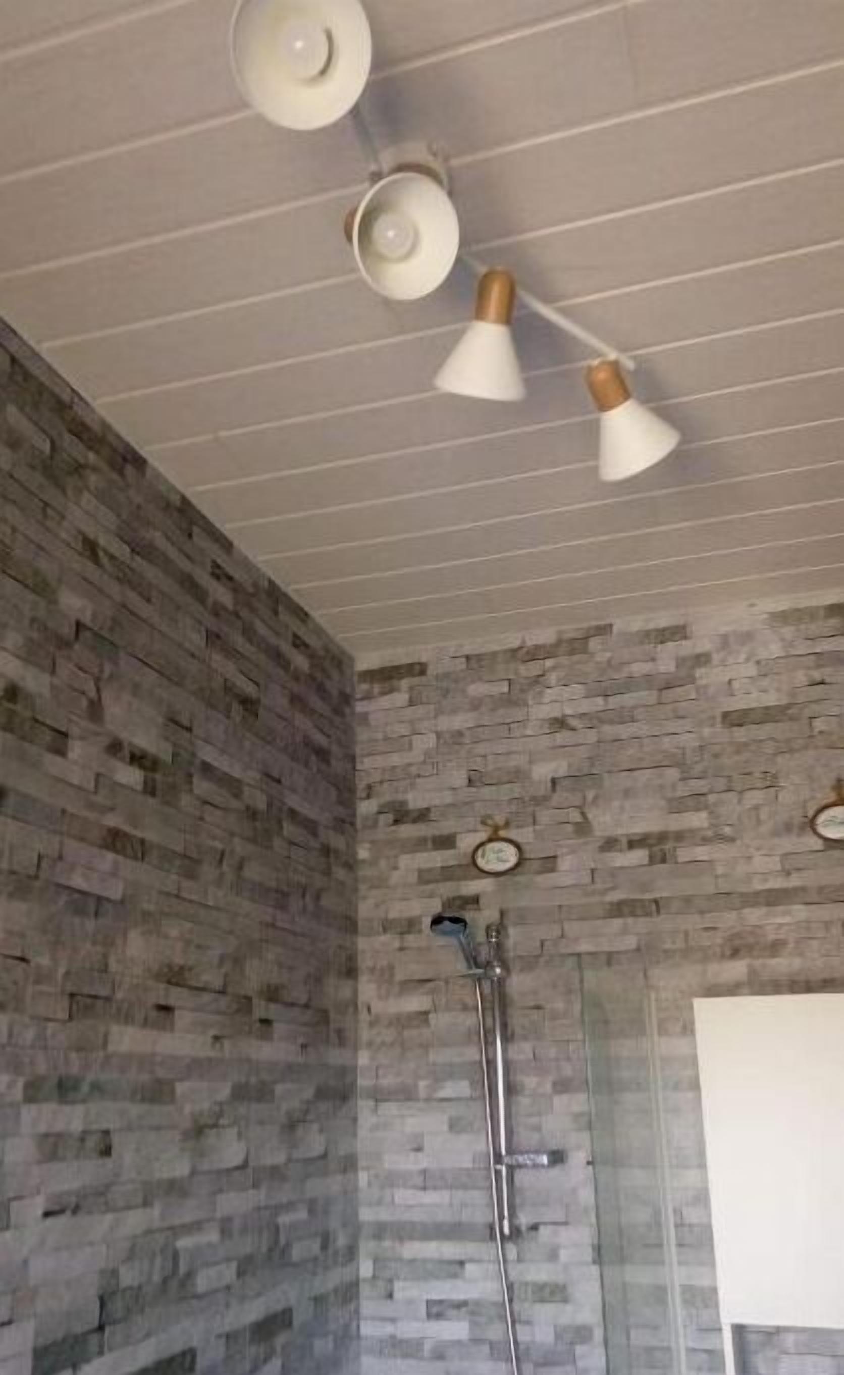 Comfort kamer, 1 queensize bed, balkon, uitzicht op de binnenplaats (Océane) | Badkamer | Een douche, een haardroger, handdoeken