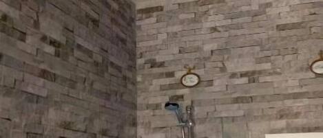 Comfort Room, 1 Queen Bed, Balcony, Courtyard View (Océane) | Bathroom | Shower, hair dryer, towels