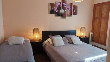 Familie driepersoonskamer, Meerdere bedden, uitzicht op de binnenplaats (Africaine) | 1 slaapkamer, luxe beddengoed, bedden met traagschuimmatrassen