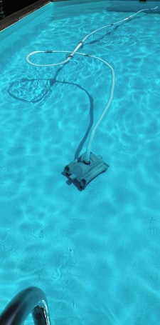 Alberca al aire libre por temporada y sombrillas en la alberca