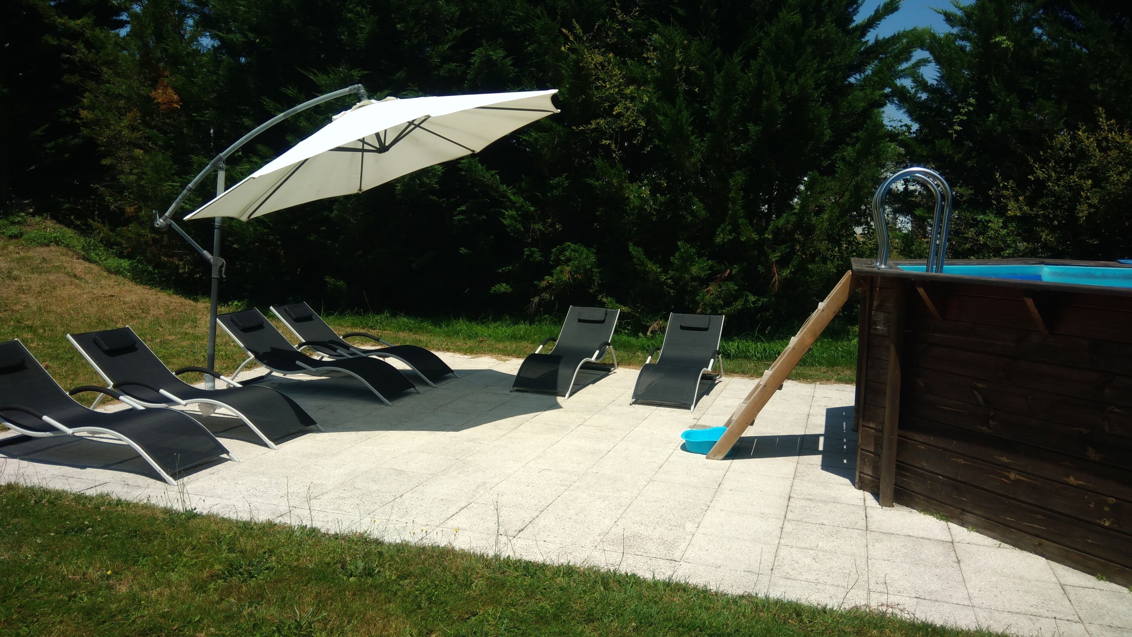 Een seizoensgebonden buitenzwembad en parasols bij het zwembad