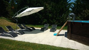 Seasonal outdoor pool, open 10:30 AM to 8:00 PM, pool umbrellas - Chambre d'hôtes Montplaisir (Montendre)