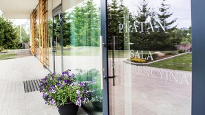 A hotel entrance with a glass door displaying the name "PLATAN SALA KONFERENCIJA". - Hotel Platan (Gdansk)