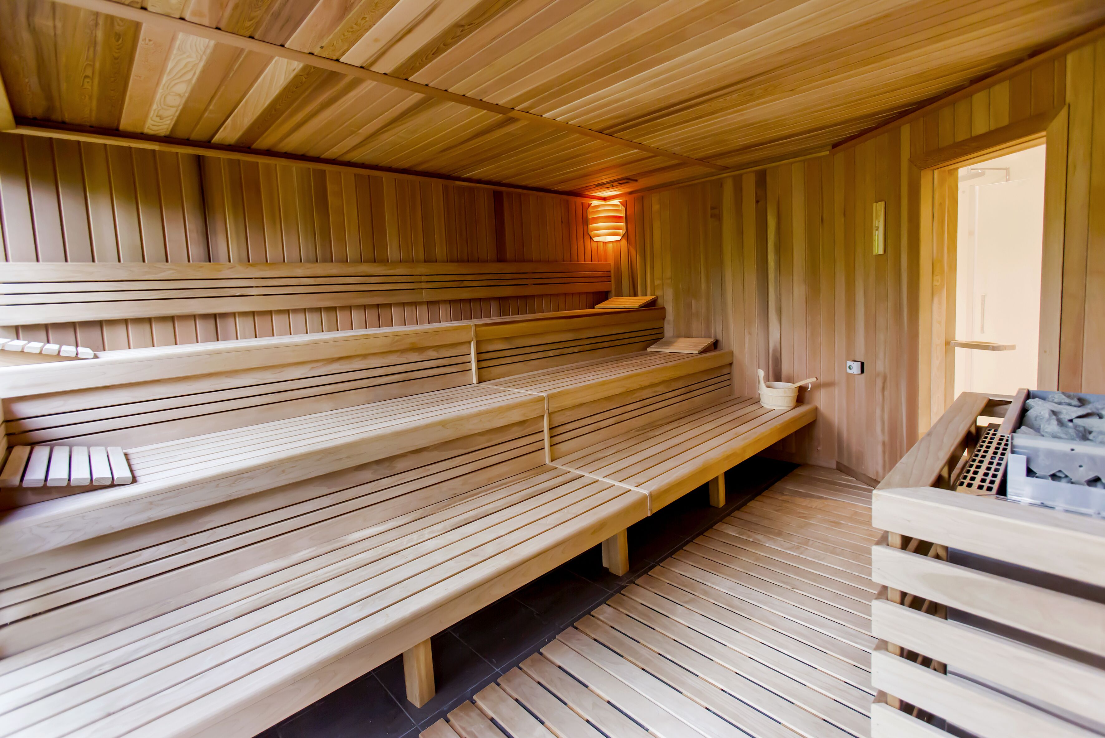 Eine Sauna mit Holzbänken und einer Bank mit Handtuch.