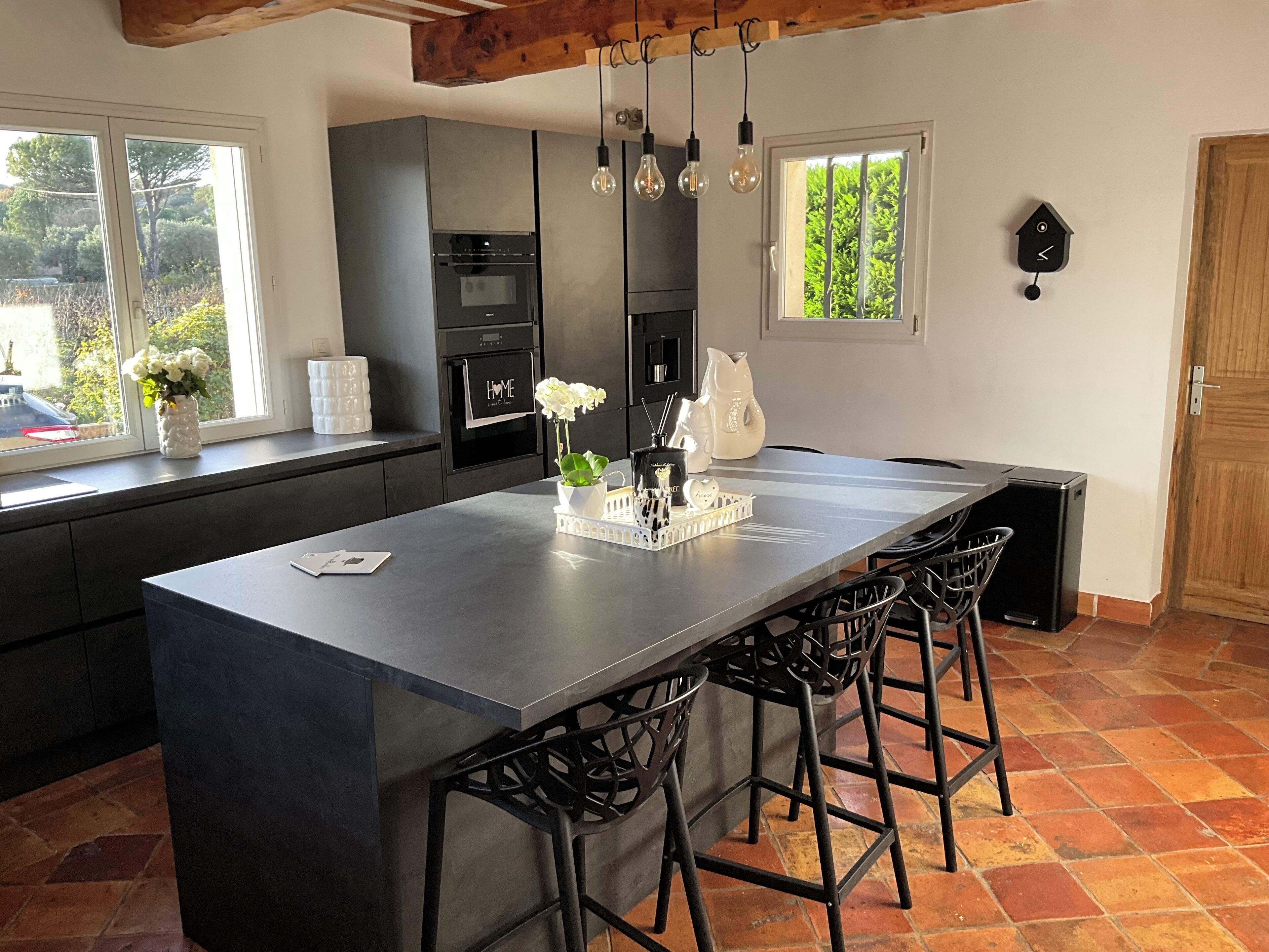 Frigorífico, microondas, horno y placa de cocina