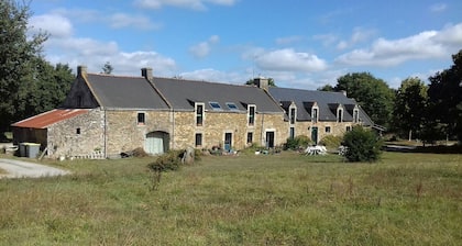 Chambre d'hĂŽtes dans longĂšre traditionnelle bretonne