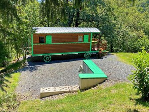 Exterior - A wooden caravan at Domaine de la Morétie (CUBLAC)