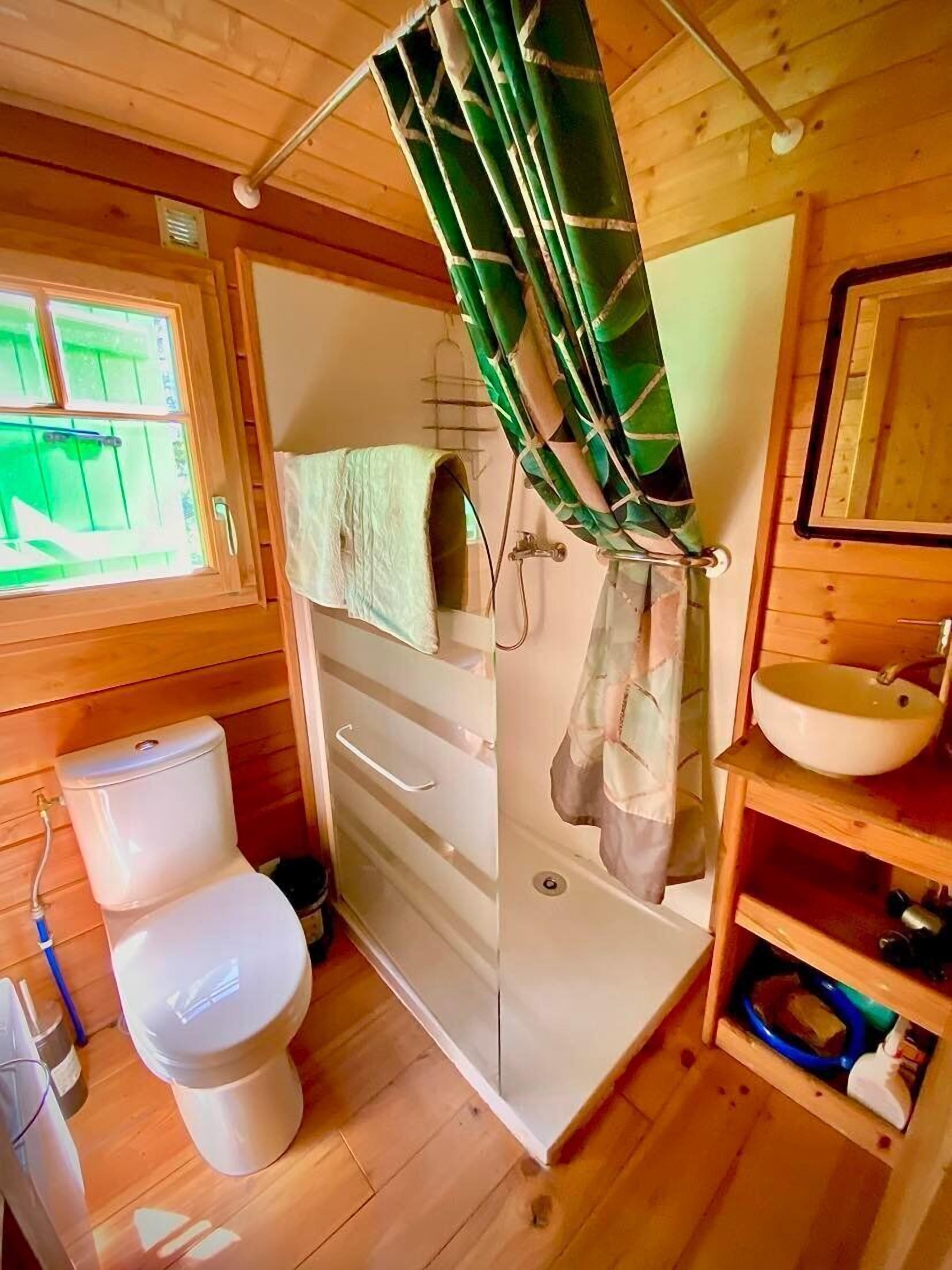 Dusche, Haartrockner, Handtücher, Toilettenpapier