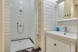 Deluxe Apartment | Bathroom | Hair dryer, towels, shampoo