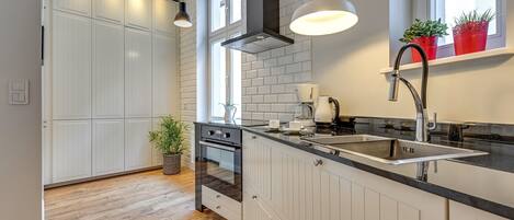 Comfort Apartment | Dapur kecil peribadi | Peti sejuk, ketuhar gelombang mikro, ketuhar, dapur