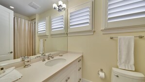 Combined shower/tub, free toiletries, hair dryer, towels - Dune Lane 105 (Hilton Head Island)