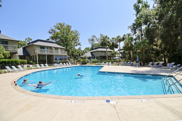 สระว่ายน้ำกลางแจ้ง