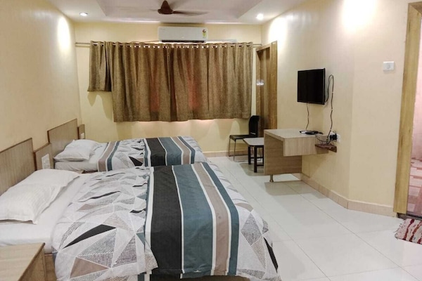 Basic Suite, 2 Double Beds | Rollaway beds, bed sheets