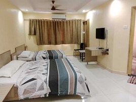 Suite básica, 2 camas dobles | Camas supletorias y ropa de cama