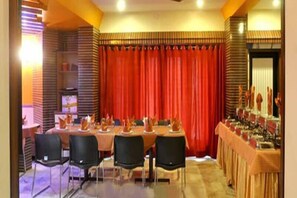 Restaurant - Hotel Sharan (Rahata)
